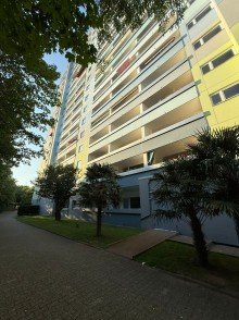 Geb�udeansicht Moderne 1-Zimmer-Wohnung mit Balkon & Einbauk�che � Erstbezug nach Renovierung