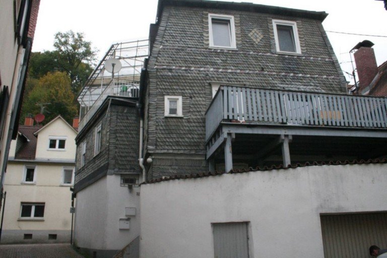 Hausansicht hinten Eppstein Terrassenwohnung 2,5 Zimmer Altbauwohnung mit Burgblick