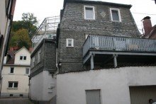 Hausansicht hinten 2,5 Zimmer Altbauwohnung mit Burgblick